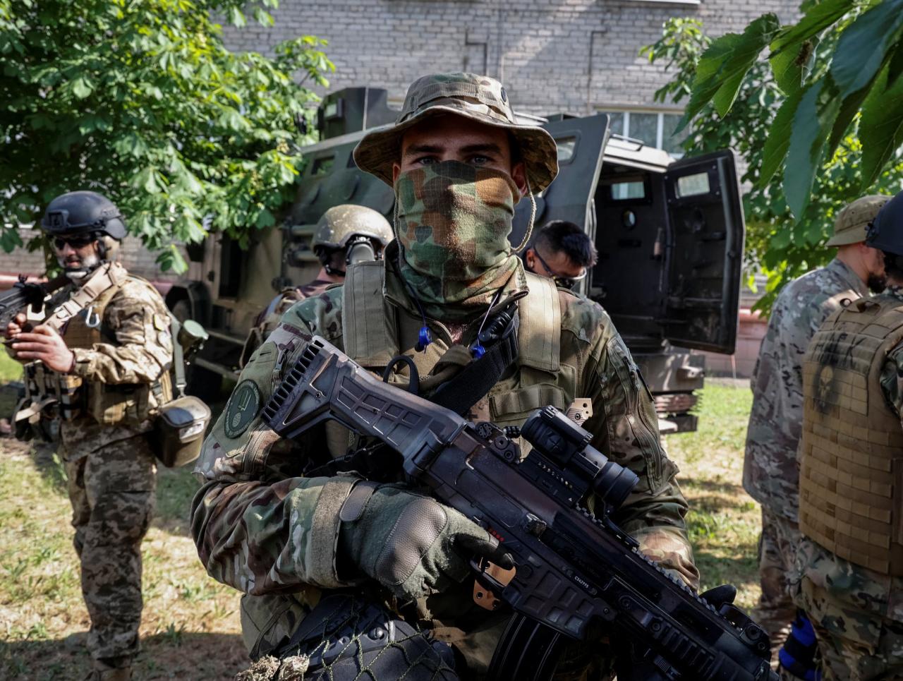مقاتلون أجانب على جبهة القتال في لوهانسك